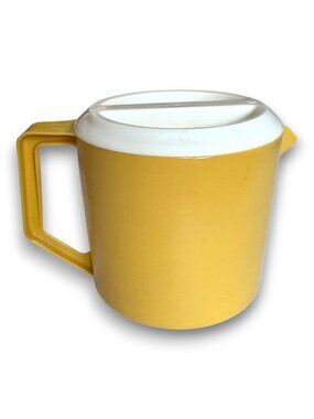 Vintage Rubbermaid Yellow Pitcher with Slotted White Lid 1.5 Quart 1420ml Model
